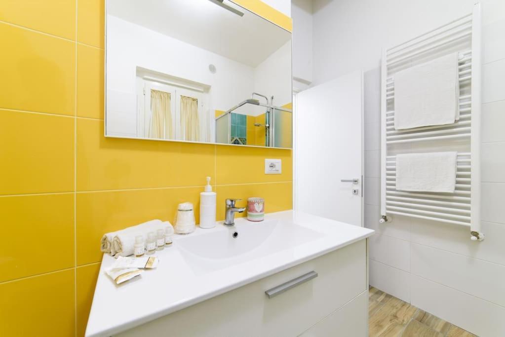 Appartamento Stazione Treni - Wi-Fi & Netflix Cozy Space Salerno Esterno foto